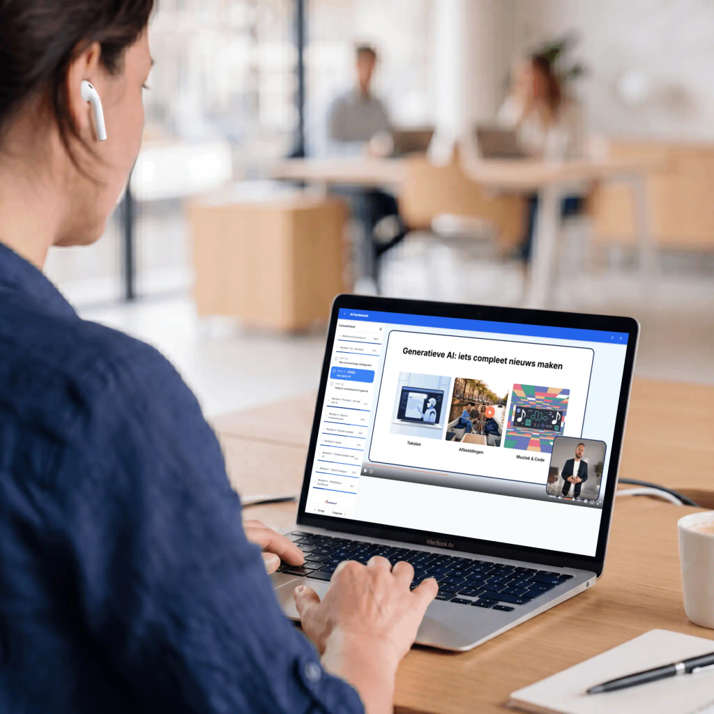 Een foto van een vrouw die de cursus AI Fundament doet op haar laptop